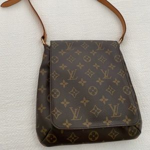 Louis Vuitton musette mongram shoulder bag. Excellent condition.